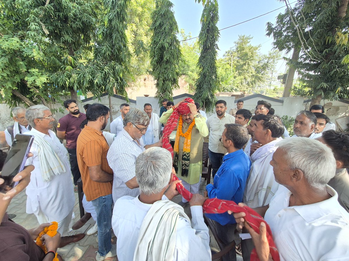 KotputliPatel's tweet image. जनसेवा के लिए सदैव तत्पर!

कोटपुतली आवास पर आज जनसुनवाई कर आमजन की समस्याओं को गंभीरता से सुनकर उनका समाधान करवाया। प्रत्येक समस्या के त्वरित एवं उचित समाधान हेतु संबंधित विभागों के अधिकारियों को आवश्यक निर्देश दिए।।
#kotputli #कोटपूतली #hansraj_patel_kotputli