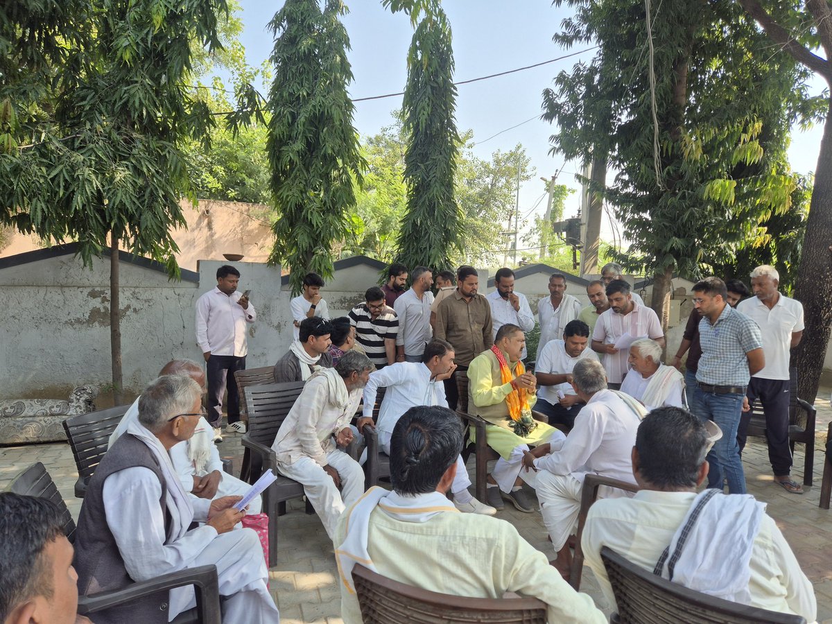 KotputliPatel's tweet image. जनसेवा के लिए सदैव तत्पर!

कोटपुतली आवास पर आज जनसुनवाई कर आमजन की समस्याओं को गंभीरता से सुनकर उनका समाधान करवाया। प्रत्येक समस्या के त्वरित एवं उचित समाधान हेतु संबंधित विभागों के अधिकारियों को आवश्यक निर्देश दिए।।
#kotputli #कोटपूतली #hansraj_patel_kotputli