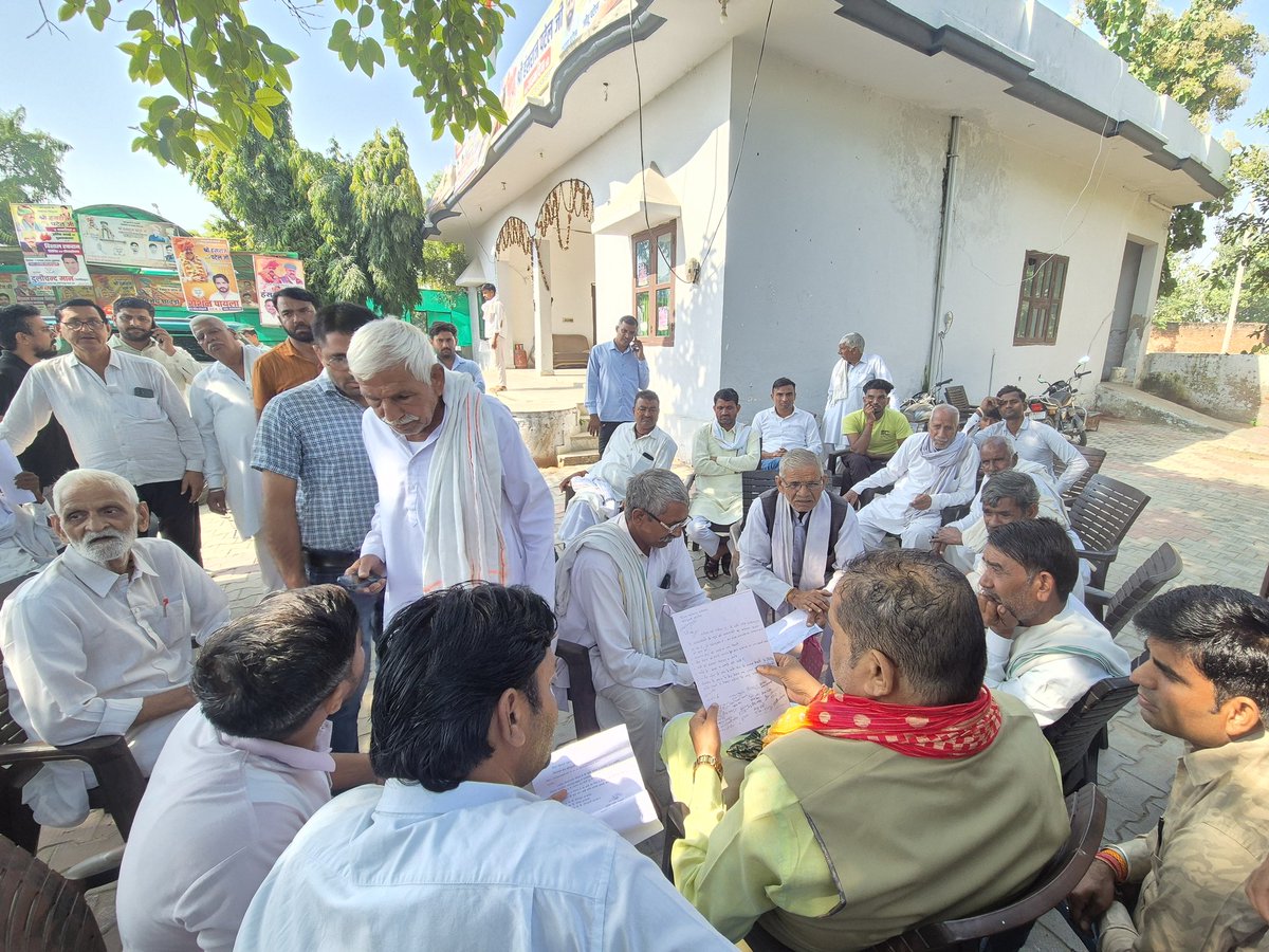 KotputliPatel's tweet image. जनसेवा के लिए सदैव तत्पर!

कोटपुतली आवास पर आज जनसुनवाई कर आमजन की समस्याओं को गंभीरता से सुनकर उनका समाधान करवाया। प्रत्येक समस्या के त्वरित एवं उचित समाधान हेतु संबंधित विभागों के अधिकारियों को आवश्यक निर्देश दिए।।
#kotputli #कोटपूतली #hansraj_patel_kotputli