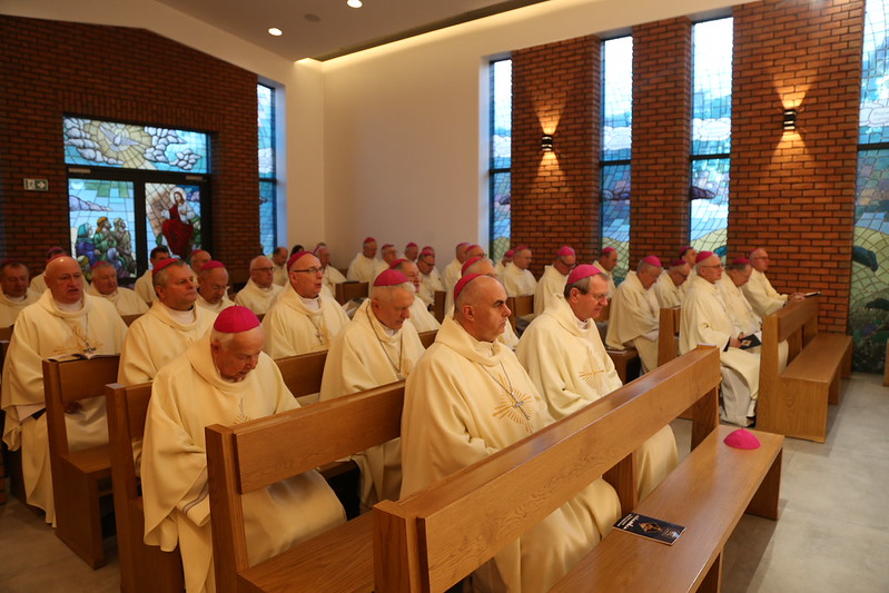 Trzeci dzień obrad 402. Zebrania Plenarnego Konferencji Episkopatu Polski rozpoczął się Eucharystią w kaplicy Ośrodka Caritas Warzenko.
#402ZPKEP

Zdjęcia: flickr.com/photos/episkop…