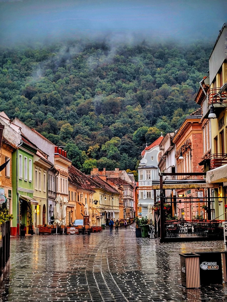 Travel_2Romania's tweet image. Rainy day in Brașov 💧☔️  #Transylvania #România 

📷 Mihai Ceapa

#fblifestyle