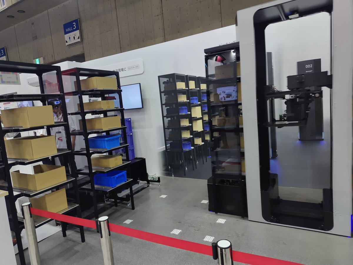 tkmr_ykhm's tweet image. シャープさん、マテハンも歴史があるのね。既存の倉庫に導入できる、スリム型自動搬送ロボット
#CEATEC2025