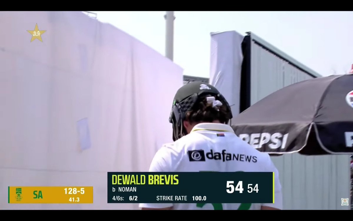 CricCrazyJohns's tweet image. - 4th Innings.
- Chasing 277 runs.
- Rank turner.
- No one had more than 40 Strike Rate
THEN, DEWALD BREVIS SCORED 54 RUNS FROM 54 BALLS 🥶
What a player, he is going to rule in all formats in future.