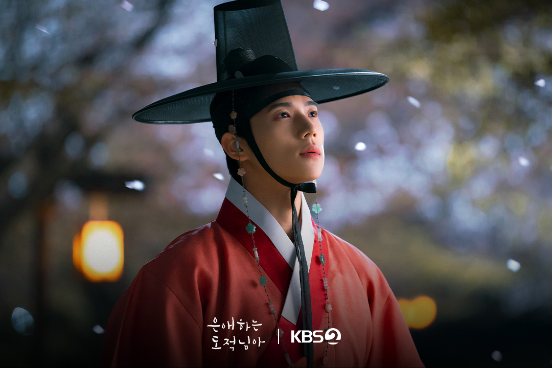 KBS_drama's tweet photo. [#은애하는도적님아] [📸]

귀하게 자란 내가 [은애하는 도적님아] 를...
🩷무조건🩷 봐야겠지 (*ꈍᴗꈍ)⁾⁾

KBS 2TV 새 토일 미니시리즈 [은애하는 도적님아]
2026년 1월 3일 (토) 밤 9시 20분 첫 방송

#KBS #KBSDRAMA #KDRAMA #은애하는도적님아 #남지현 #문상민 #Namjihyun #Moonsangmin https://t.co/LXzOHnmqOH