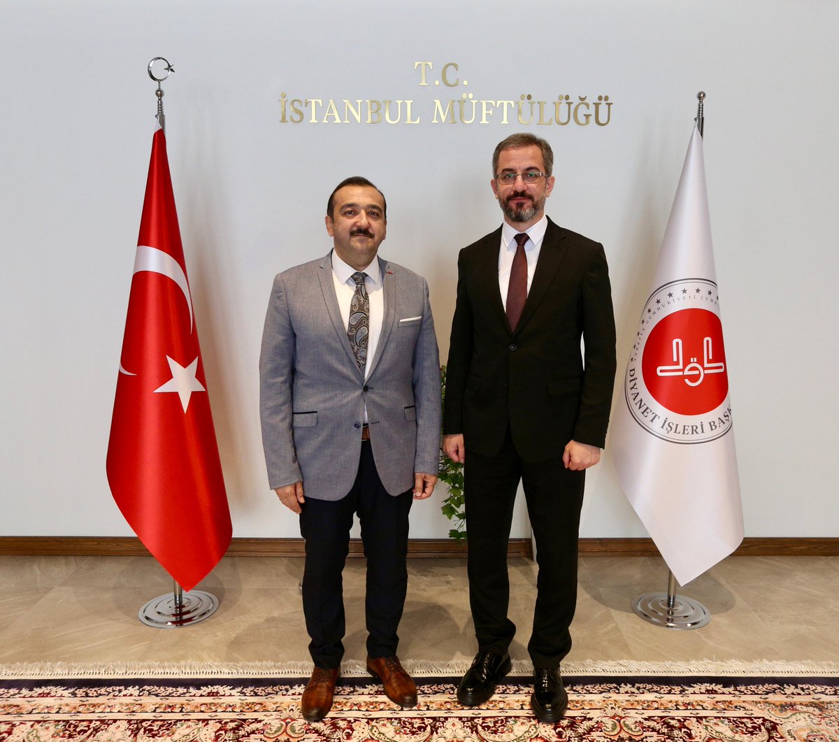 İstanbul Müftümüz sayın Doç. Dr. Emrullah TUNCEL’e hayırlı olsun ziyareti… Kabullerinden dolayı kıymetli hocamıza teşekkür ediyor Bakırköy Müftülüğü olarak başarılar diliyoruz.