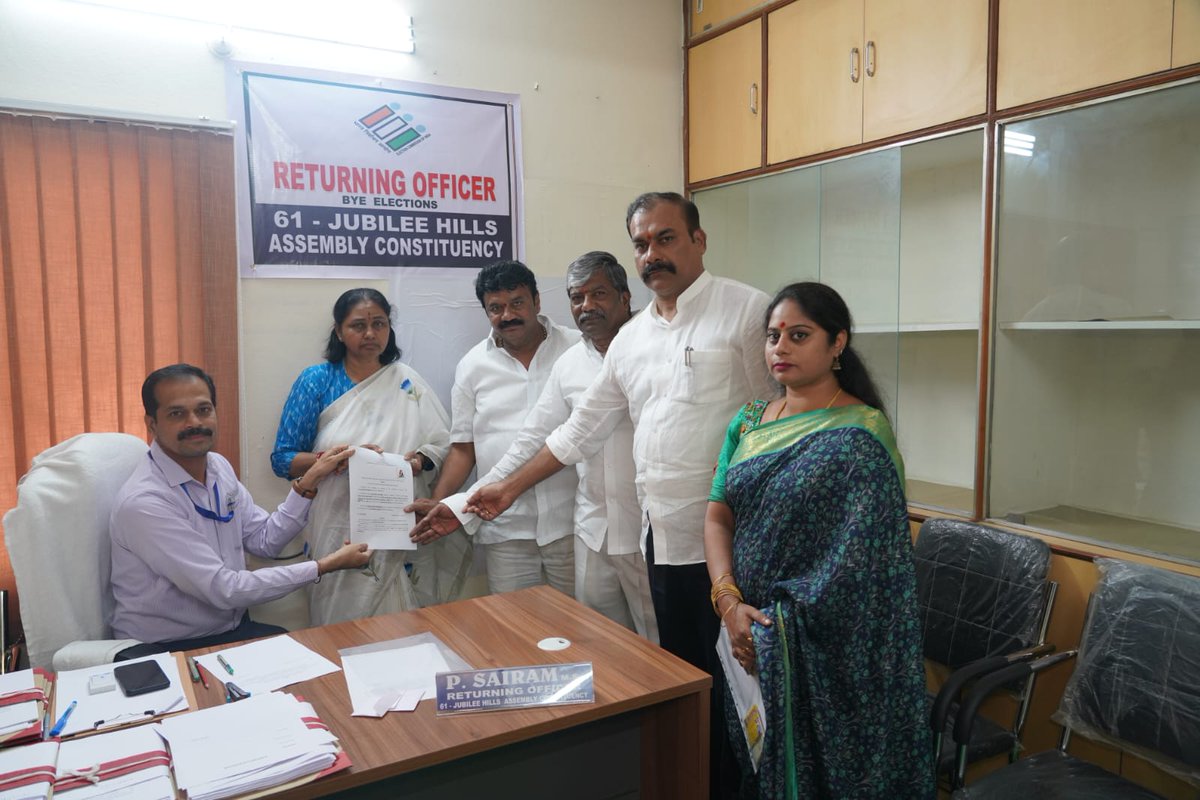 జూబ్లీహిల్స్‌ ఉప ఎన్నికల్లో బీఆర్‌ఎస్‌ అభ్యర్థిగా మాగంటి సునీత గోపీనాథ్‌ నామినేషన్‌ వేశారు.

షేక్‌పేటలోని తహశీల్దార్‌ కార్యాలయంలో బీఆర్ఎస్ వర్కింగ్ ప్రెసిడెంట్ కేటీఆర్, మాజీ మంత్రులు, ఎమ్మెల్యేలు తలసాని శ్రీనివాస్ యాదవ్, ప‌ద్మారావు గౌడ్, మాజీ ఎమ్మెల్యే విష్ణువర్ధన్ రెడ్డి,