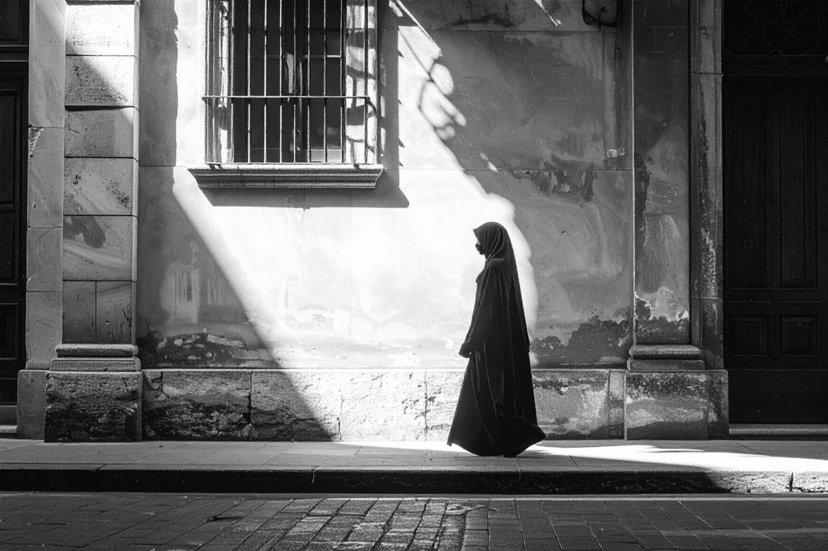 Imagein8's tweet image. The Shadows &amp;amp; a Silhouette! 📸 streetphotography 
#photography #photographyisart #BnW