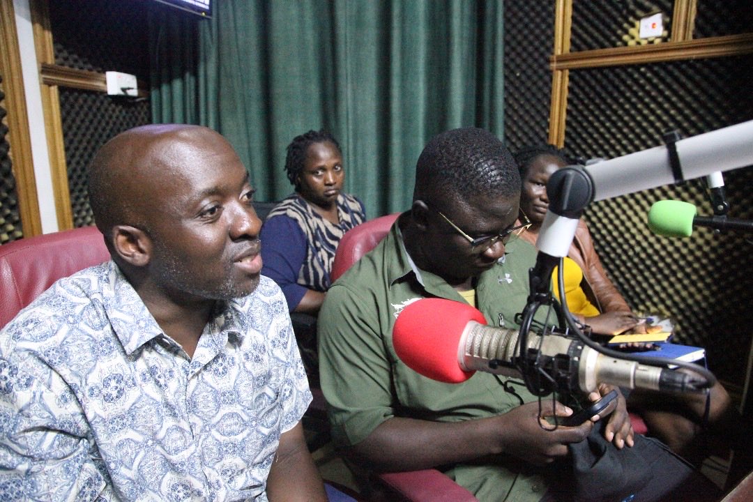 vivaconagua_UG's tweet image. Last evening, We joined @mweuganda, Mbale City Council & partners on Step FM to mark #GlobalHandwashingDay
@Ronald_Ngobi_ highlighted the power of systematic documentation, capturing lessons, innovations & commitments, to drive #CleanHandsForAll
#WASH #HygieneForAll #VivaConAgua