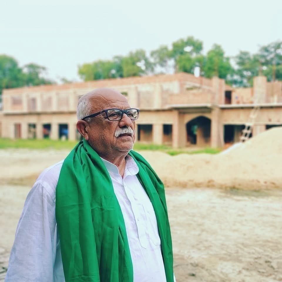 रघुनाथपुर से ओसामा शहाब का टिकट कन्फर्म हुआ है, रघुनाथपुर से हरिशंकर यादव जी विधायक थे, 

ये वही विधायक हैं जिनका एक वीडियो "साहेब" के इंतिक़ाल के समय रोते हुए वायरल हुआ था।

कहते हैं कि हरिशंकर जी साहेब के साथी थे, साहेब के पास किसी की पैरवी के लिए (किसी अन्य को टिकट दिलाने के