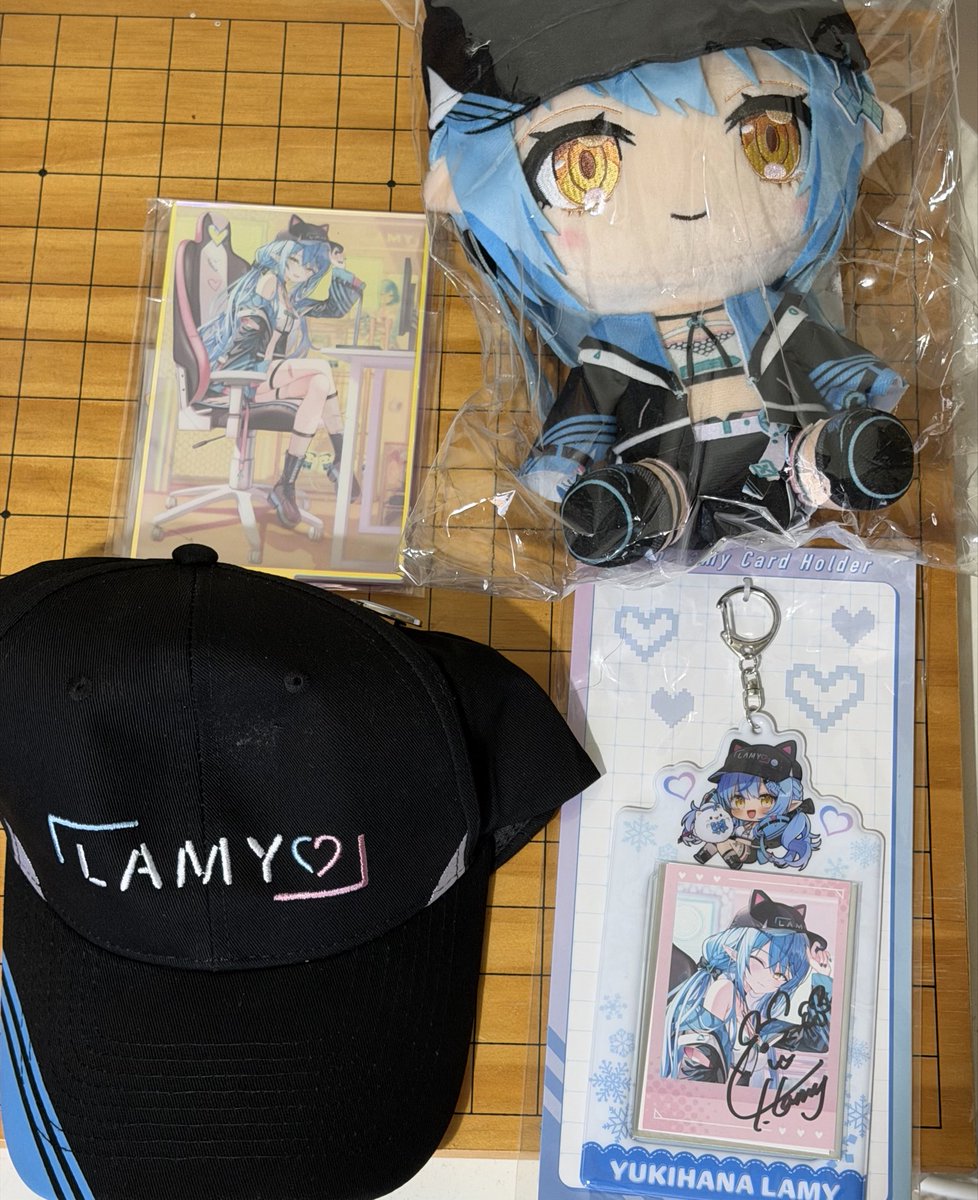 #おうちにラミィ
My Cyber Outfit Lamy merch arrived! The hat is so cool!