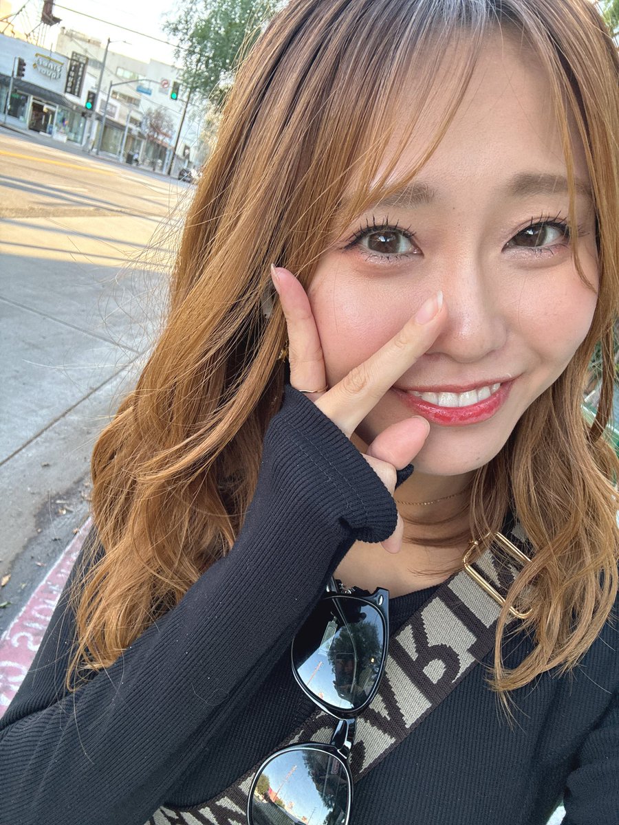 moemoe9112's tweet photo. たまにはしっかりメイクする日もある💄

(いつもと違うこと↓)
・下地とファンデーション塗る
・まつ毛束にする
・アイシャドウ3色使う
・髪の毛巻く https://t.co/MtohUvDUG8