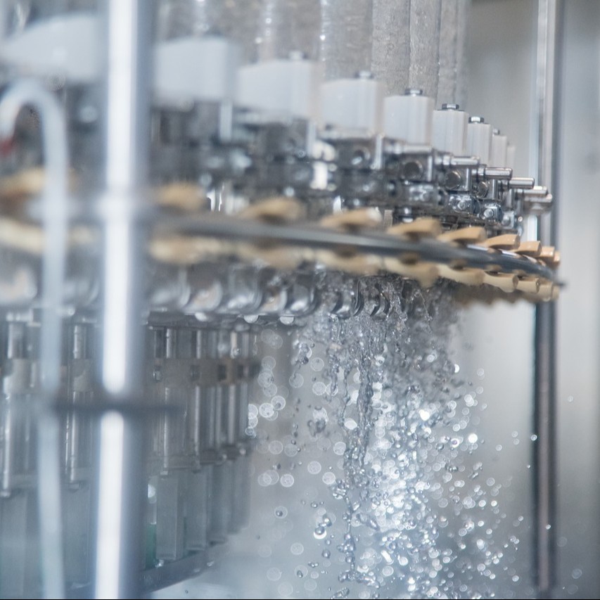 KronesAG's tweet image. Clean start, perfect finish! ✨
The #Moduljet ensures your bottles are sparkling clean before filling. Whether PET or glass, ionised air or water, this rinser adapts to your needs and protects your product from the very first step. 🧼🔬

#Krones #KronesAG #Moduljet