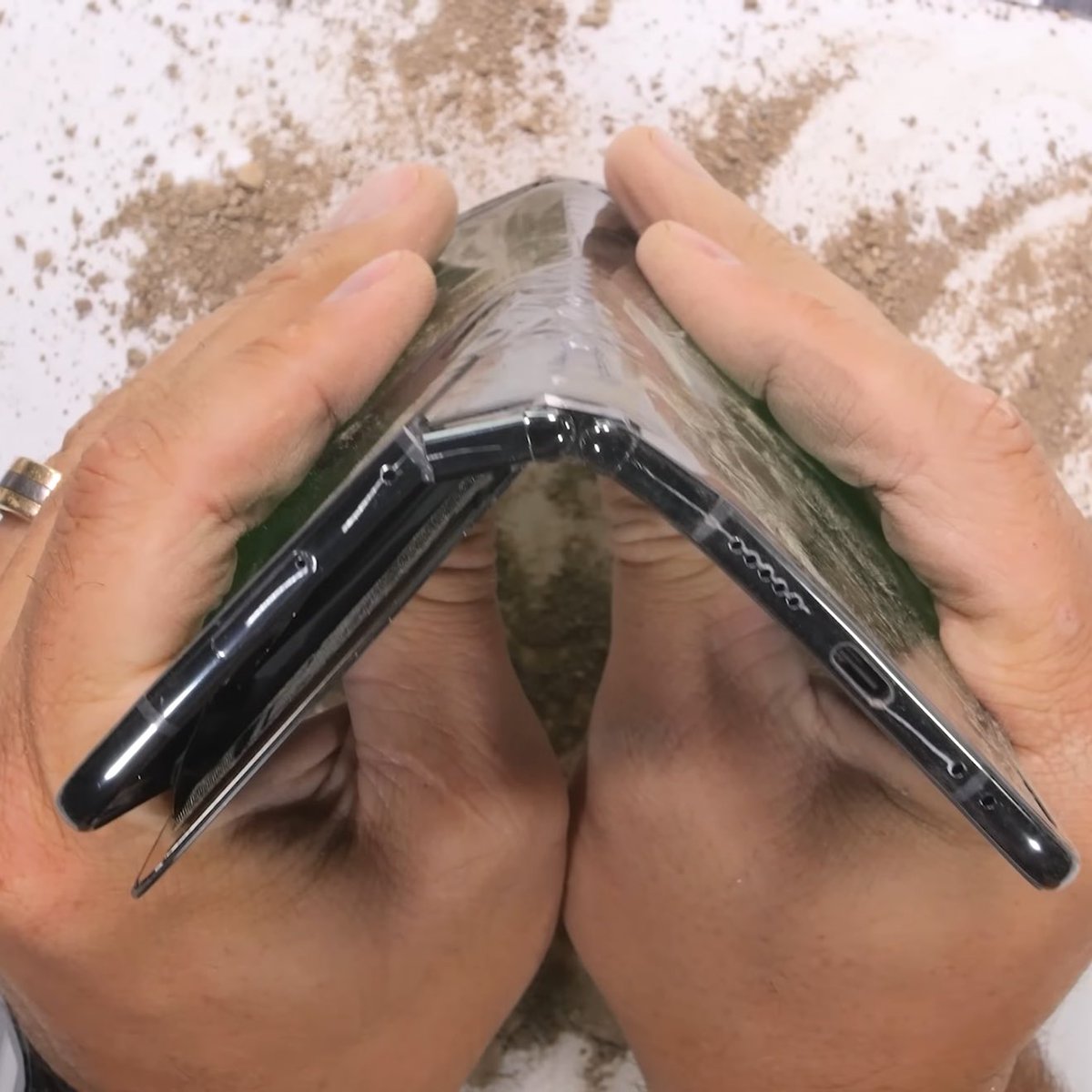 TheGalox_'s tweet image. None of Google’s foldables have survived the bend test

All have failed on the same antenna spot and in 3 years it still isn’t fixed.