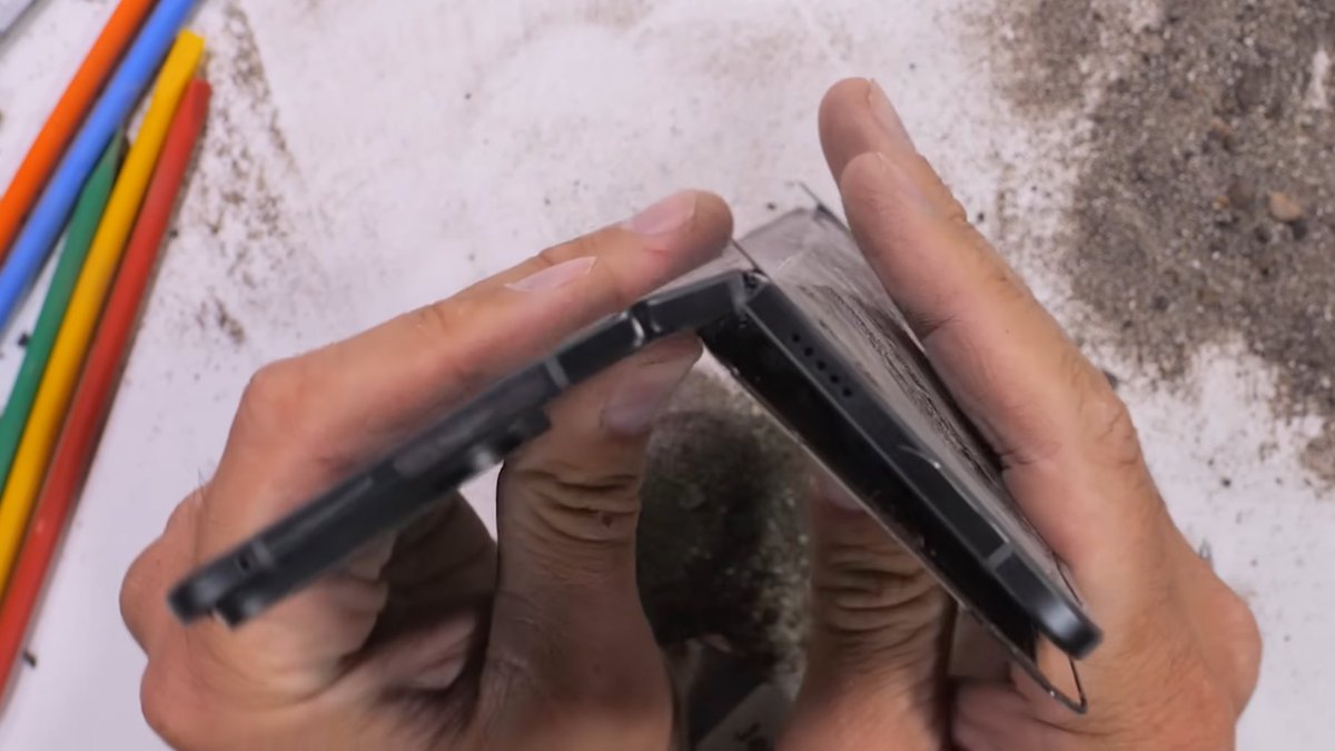 TheGalox_'s tweet image. None of Google’s foldables have survived the bend test

All have failed on the same antenna spot and in 3 years it still isn’t fixed.