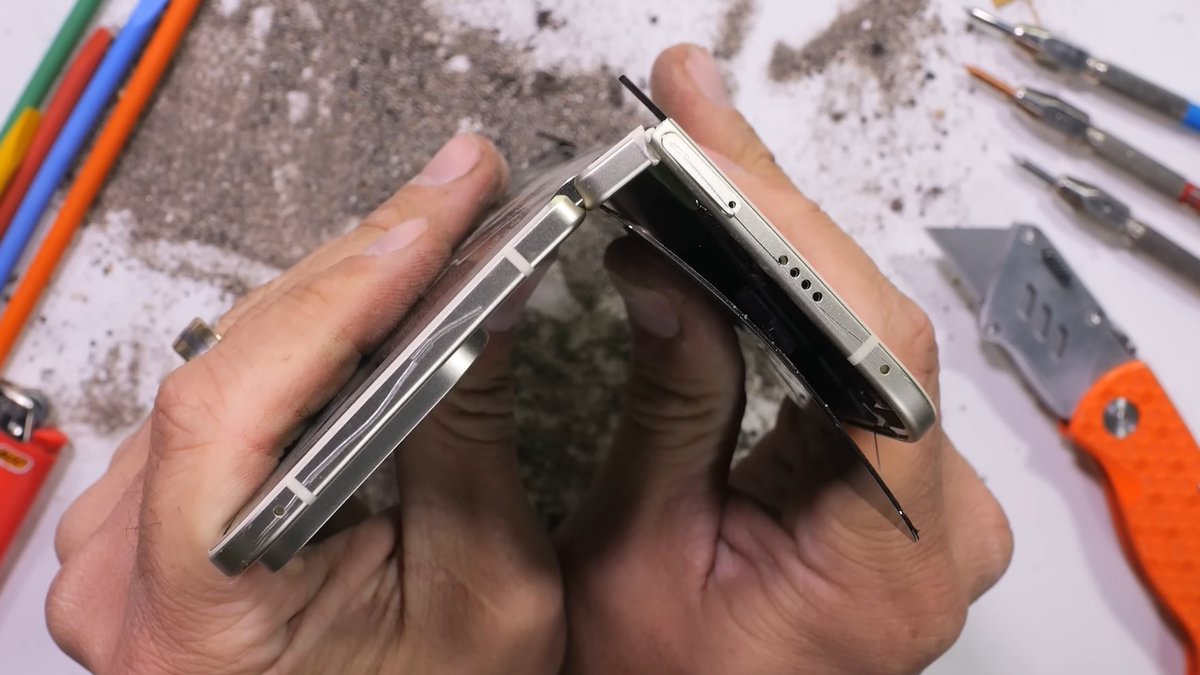 TheGalox_'s tweet image. None of Google’s foldables have survived the bend test

All have failed on the same antenna spot and in 3 years it still isn’t fixed.