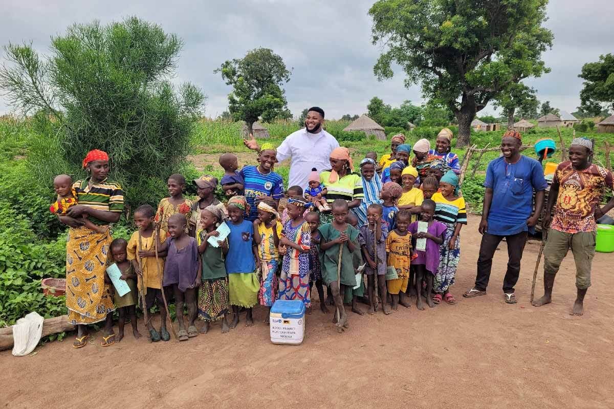 gavi's tweet photo. When a women’s leader told a mother, “Vaccines make children strong — I give them to my own,” it sparked something new. 

That mother said "yes,” and encouraged her neighbour to do the same. 

By the end of the day, eight children were vaccinated for the first time. https://t.co/P6lf1e49Pf