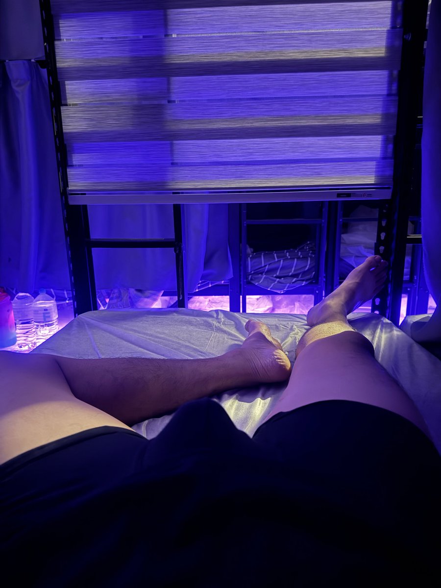 青旅初體驗
選擇平日人少的時間點來
只是單純想體驗看看 
不過這裡的人真的都好主動 😆
一開始有點緊張也有點害羞
不過還是有小玩一下下
隨著上舖的搖動跟細微的淫叫聲 也開始讓我興奮起來
躺在床上被鄰床摸著摸著然後就坐上了來😂
場勘完成，下次假日來應該比較ok了
#台南 #青旅