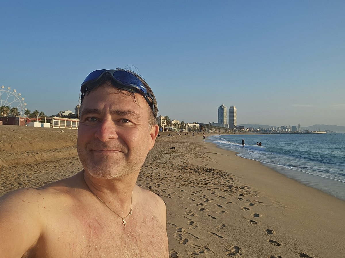 JOSalminen's tweet image. Tänä aamuna tuntui, että vesi on jäähtymään päin. Talviuintiolosuhteita saa vielä odottaa pitkään.

#Barceloneta #Barcelona