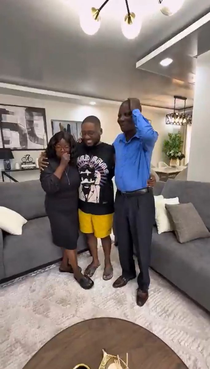 oxygist's tweet image. Man shares his parents reactions after transforming their house into a modern homeโ This is beautiful ๐ฅนโค๏ธ
(Kochi Osihmen #nigben Osimhen Funke Akindele Rest in Peace)