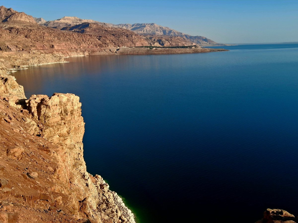 "أعمق النفوس هي التي تعيش بين شد 
الأنطواء وجاذبيه الحضور 
بين ذكاء يُرهقها وعاطفه تنقذها 
وبين عزله تختارها رغم حبها للعالم"
#صباح_الخير