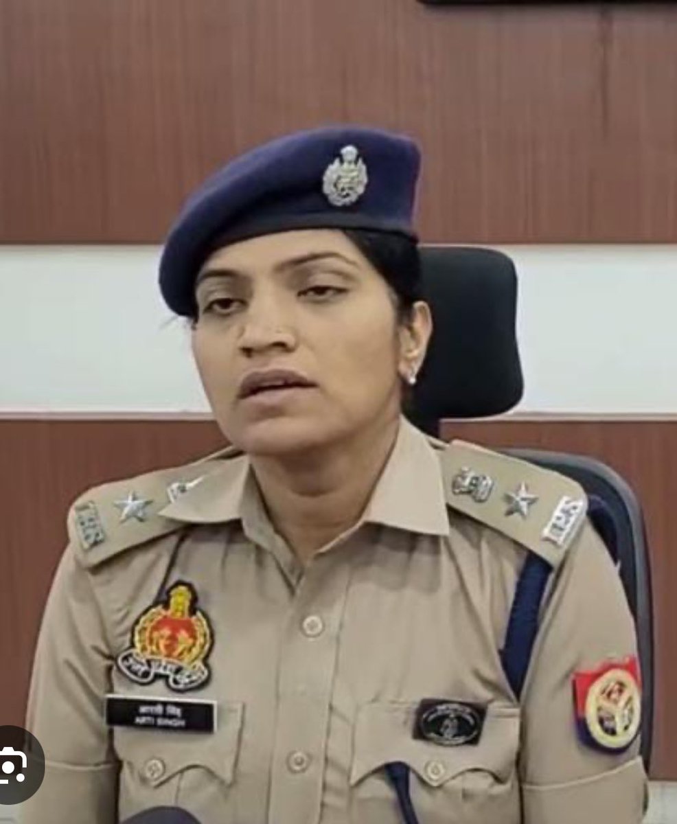 वकील को धमकाने व गिरफ्तारी के मामले में इलाहाबाद हाईकोर्ट सख्त, फर्रुखाबाद की एसपी आरती सिंह को कोर्ट में बैठाया
प्रयागराज: इलाहाबाद हाईकोर्ट ने फर्रुखाबाद की पुलिस अधीक्षक (एसपी) आरती सिंह के खिलाफ कड़ी कार्रवाई करते हुए उन्हें अदालत में तब तक बैठाए रखा, जब तक कि वकील को रिहा