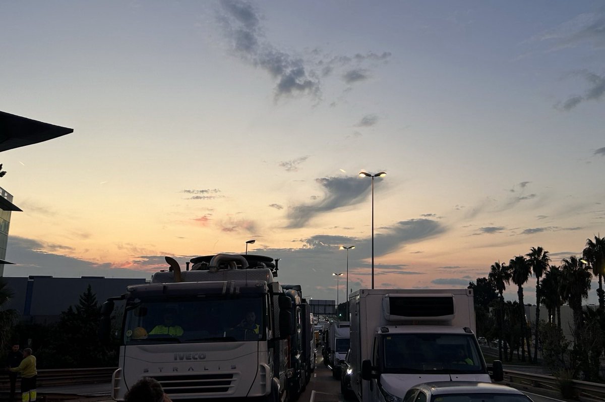 Els governs i les empreses fan negoci amb la guerra. Els treballadors lluitem per la pau!

Avui aturem la economia per aturar el genocidi del poble Palestí!