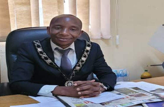 Chegutu Mayor Under Scrutiny for Retaining Graft-Accused Executive

Chegutu mayor Rydes Machekera is facing backlash for retaining acting town clerk George Kasamu, who is currently facing criminal abuse of office charges despite a government directive barring such officials from