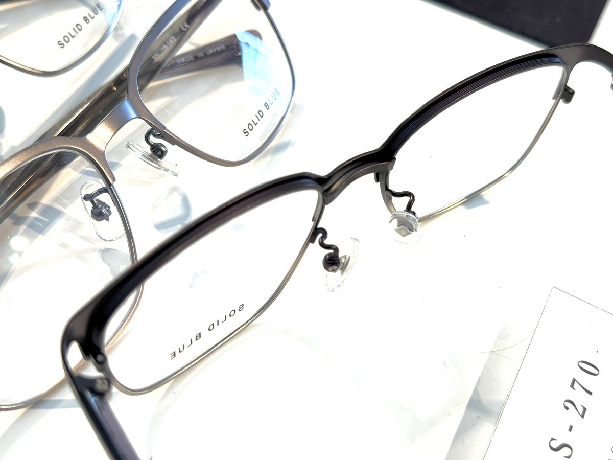 続きまして

SOLID BLUE

今回は丸みのあるシェイプと、スクエアシェイプのブローフレームの新作が2型。

シートメタル系に見えて、裏はダブルブリッジで強度が補強されています