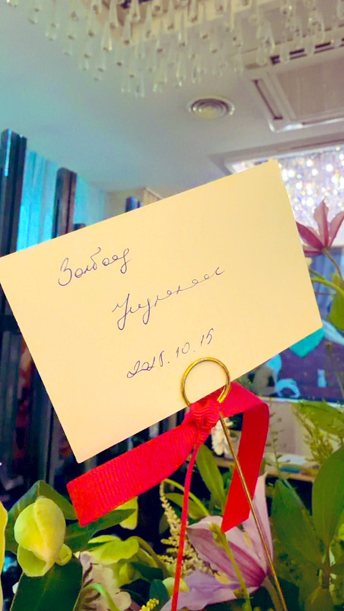 Хөөрхөн Ундак минь урлангийнхаа цэцгийг хүргэж ирээд❤️❤️❤️Бүүр үнэхээр классик юмаа.Манай галлереист 5дах өдөр хүртэл байлга.Урланд нь очино ,Монголд ийм Galerie de fleurs бдымуу гэнэ🌺🌸🌹💐🪻🌼🌷🪸🪷🪻