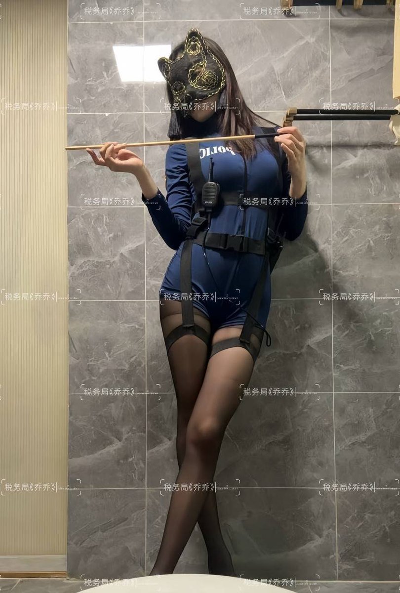 一个体制内正经的我 VS一个cosplay police姐姐的我，你跟喜欢哪个版本呀？？？

也许这就是人们口中的反差吧？？乔乔今天不收税了，乔乔想抓几个猛男来玩一下可以吗？？

同城优先，你不自动点，联系方式在主页 ✉️距离近可线下