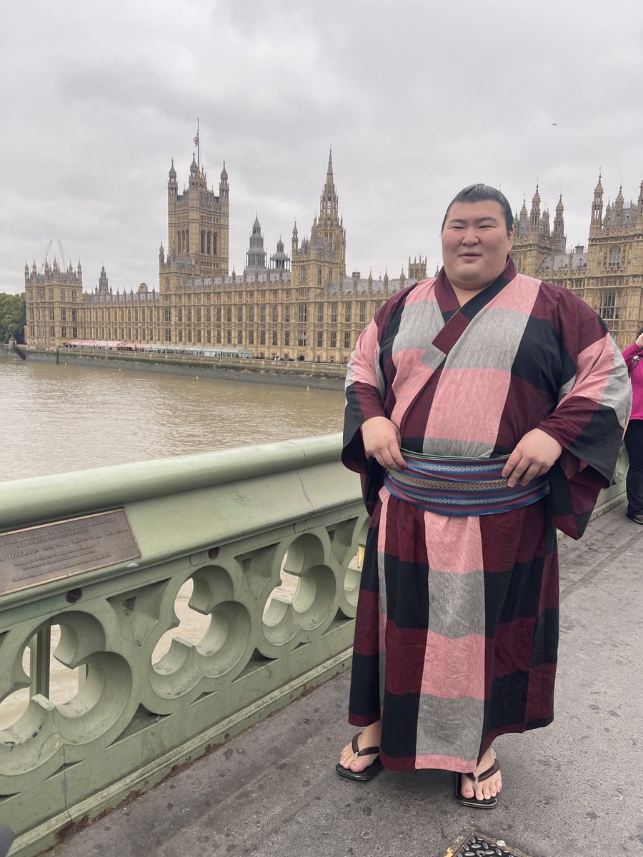 sumokyokai's tweet photo. ＜大相撲ロンドン公演＞
ウェストミンター橋にて

#sumo #相撲 #ロンドン公演 #london https://t.co/uW8YaV3gGp