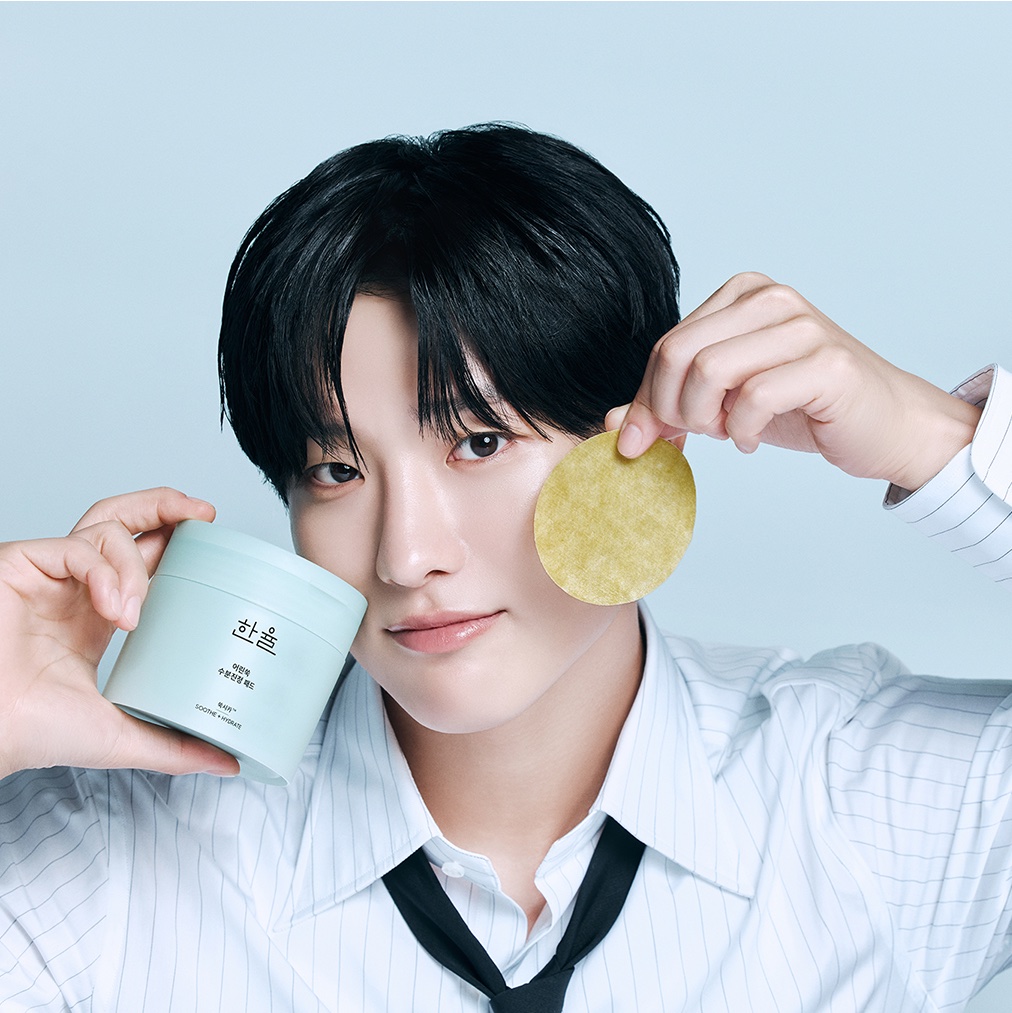 HanyulOfficial's tweet photo. 트러블* 무한 루프, 결국엔 부서지게 돼있어!❤️‍🔥

얼굴에 속건조 & 트러블*이 찾아왔나요…?
혹시 그때도 신발이 컸나요…?🤣⚽️🥅
WOODZ 진정 캐스터 pick 한율 쑥시카 크림 & 패드 추천!🌿

*건조, 외부 자극으로 인한 일시적 붉은기, 민감, 울퉁불퉁 피부

#한율 #HANYUL #트러블종결 #쑥시카크림 #진정캐스터 #WOODZ #우즈