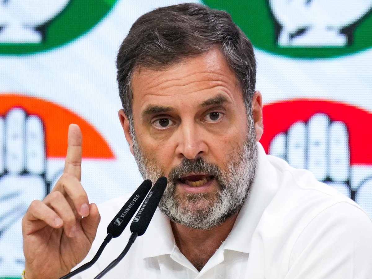 Abhishe9681622's tweet image. कांग्रेस की मजबूत रणनीति! ✊
राहुल गांधी ने दिल्ली और भोपाल के कांग्रेस दफ्तरों में 'कनेक्ट सेंटर' बनवाए हैं, जो मध्य प्रदेश के हर बूथ लेवल एजेंट (BLA) से सीधे जुड़ेंगे। फर्जी वोटरों को रोकने के लिए 70,000 BLA की वेरिफिकेशन होगी – मतदाताओं की डिटेल चेक करेंगे, मृत वोटरों के नाम…