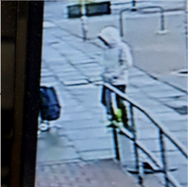 PSOSLothBord's tweet image. Police Scotland has released CCTV images of a man who may be able to assist an enquiry into a robbery of a woman in Livingston, which took around 8.40am on Monday, 1 September, 2025.

orlo.uk/roPcC