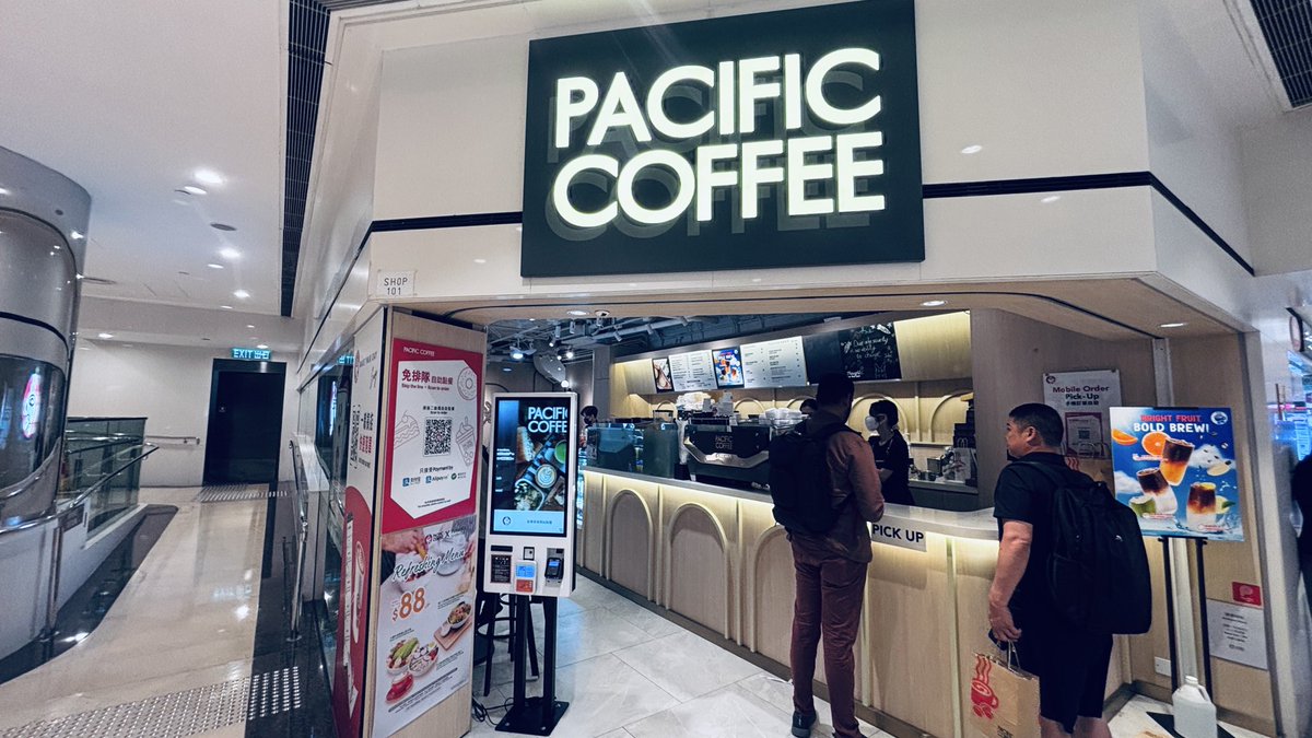 knnkanda's tweet image. ラッキンコーヒーから始まった 現金が使えないコーヒーショップ。
購入はキオスクで買い、コーヒーのピックアップのみ。
接客要らず。会計要らず。
さすが香港は交通カードのOctopus でなんでものキャッシュレス
番号見て作るだけ…。
合理的だけど、全てロボットに代替できそう。