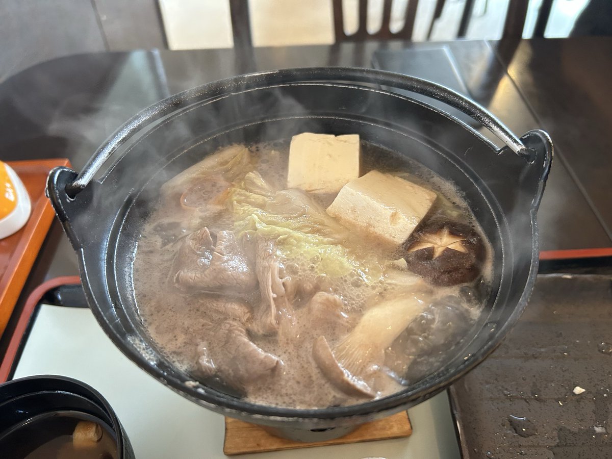 5505blue's tweet photo. 近江牛しゃぶしゃぶとすき焼き食べた。美味しかった https://t.co/QsVgq27QQX