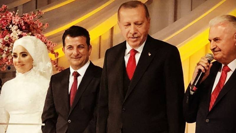 Dönemi en güzel anlatan dava!!!
AKPli eski vekil Zehra Taşkesenlioğlu ‘nun boşandığı eşi Ünsal Ban, yargılanıyordu kaçarken yakalandı. Tutuksuz yargılıyorlardı. Yurtdışına kaçtı ….
Tabii ki AKP eski vekili hiç yargılanmadı bile.