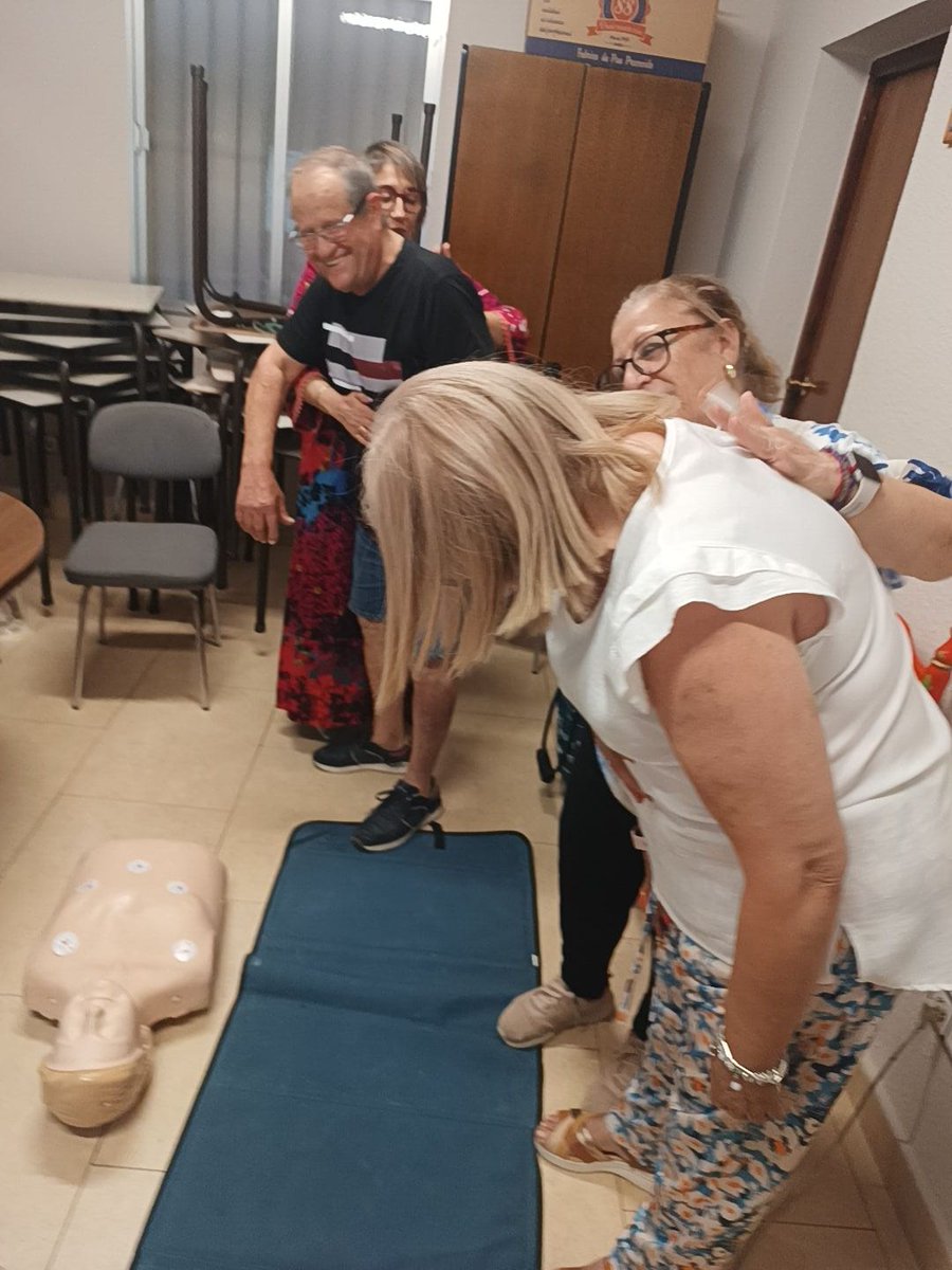 Continuamos con la formación dentro del del programa Don Benito cardio protegido.
Hoy ha tocado el centro de mayores de República Argentina. Preparando a ciudadanos para la próxima instalación de los desfibriladores.

Gracias al ayuntamiento de Don Benito por su confianza.