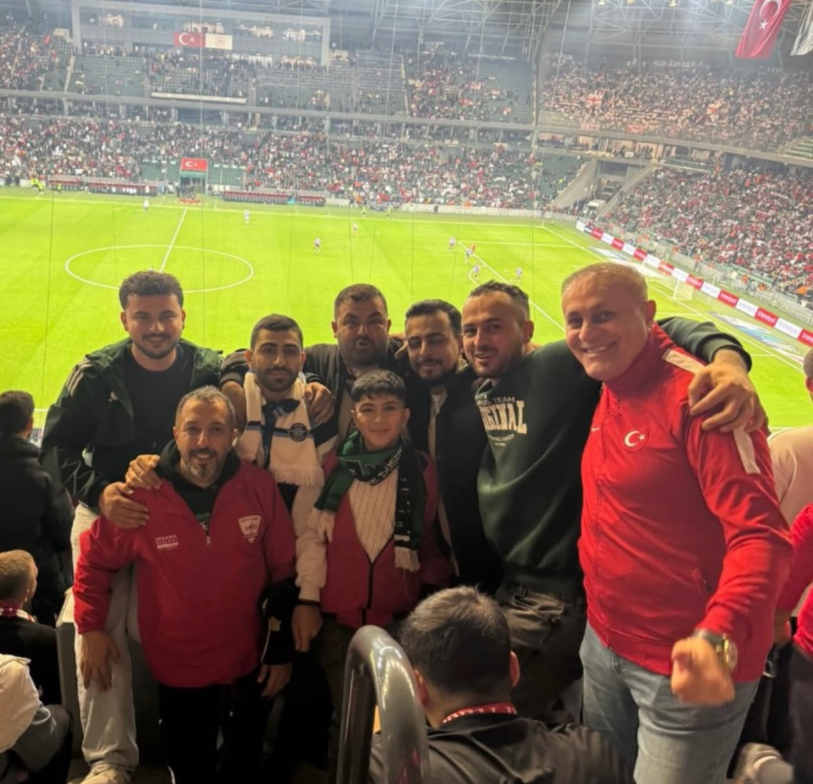 Kocaeli’de beni kendi evimde hissettiren başta <a href="/enisss41/">Enis Işık</a> olmak üzere yazmakla bitiremeyeceğim dostluğunu esirgemeyen tüm abi ve kardeşlere teşekkür ederim.

Yaprak Döker Bir Yanımız,
Bir Yanımız Bahar Bahçe…