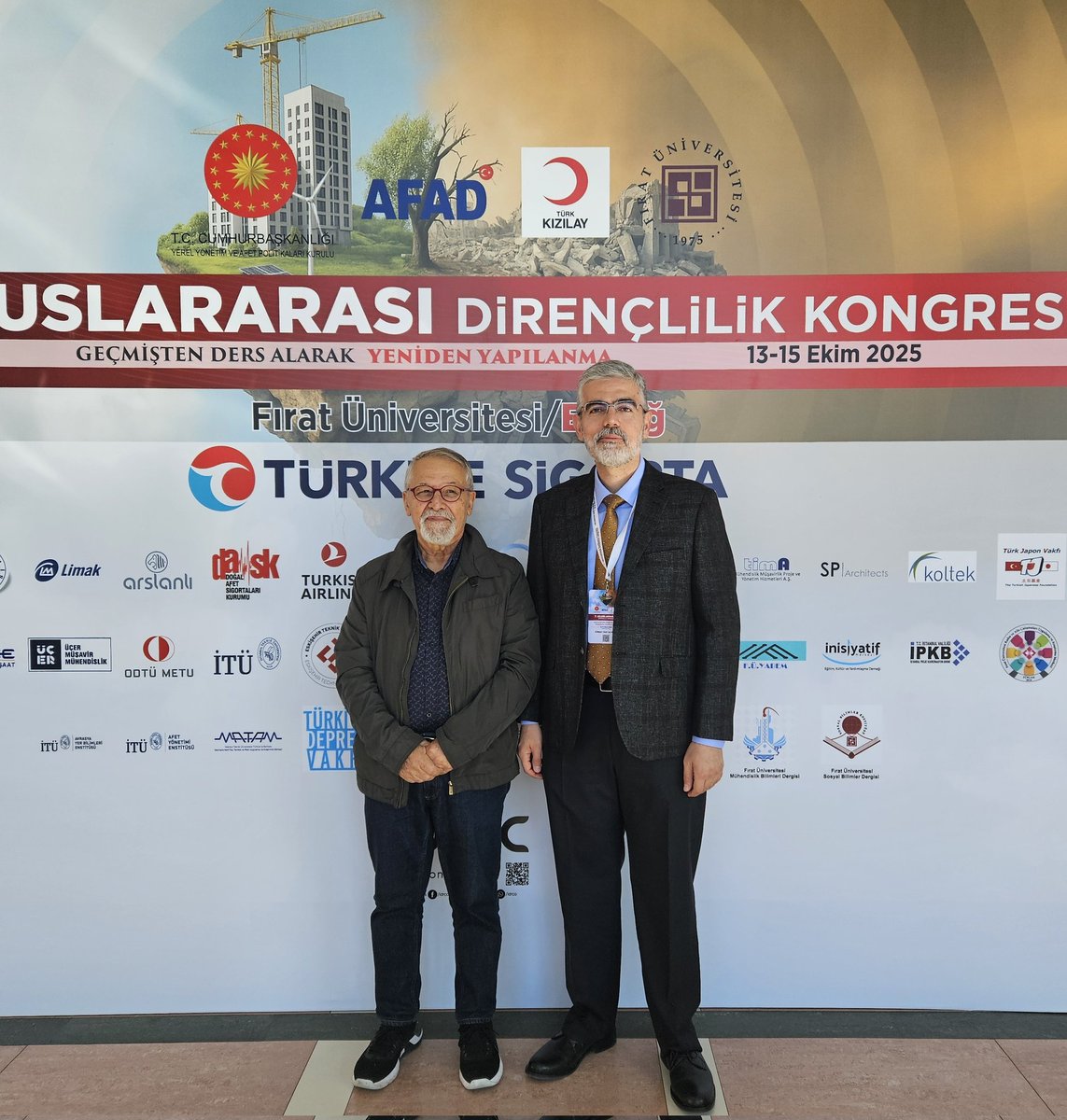 Deprem dirençli şehir denildiğinde; depremden hiç etkilenmeyecek şehir değil, depremden minimum oranda etkilenecek ve çok kısa sürede günlük yaşama devam edilebilecek şehir anlaşılmalıdır.
Prof.Dr. Naci GÖRÜR
<a href="/nacigorur/">Prof. Dr. Naci Görür</a>