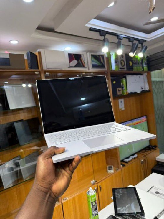 Ruf_ayi's tweet image. *MICROSOFT SURFACE BOOK 2*
Intel®️ Core™️ i7, 8th Gen @1.90 GHz - @4.20 GHz
•13.5 inch
•16GB Ram
•512GB SSD
GRAPHICS: NVIDIA®️ GeForce®️ GTX 1050 (2 GB GDDR5 Dedicated) + Intel®️ UHD Graphics 620
Keyboard💡
Detachable
dual camera
Face ID
Touch
Charger 🔌
Ghc: 6k
☎️0241636577