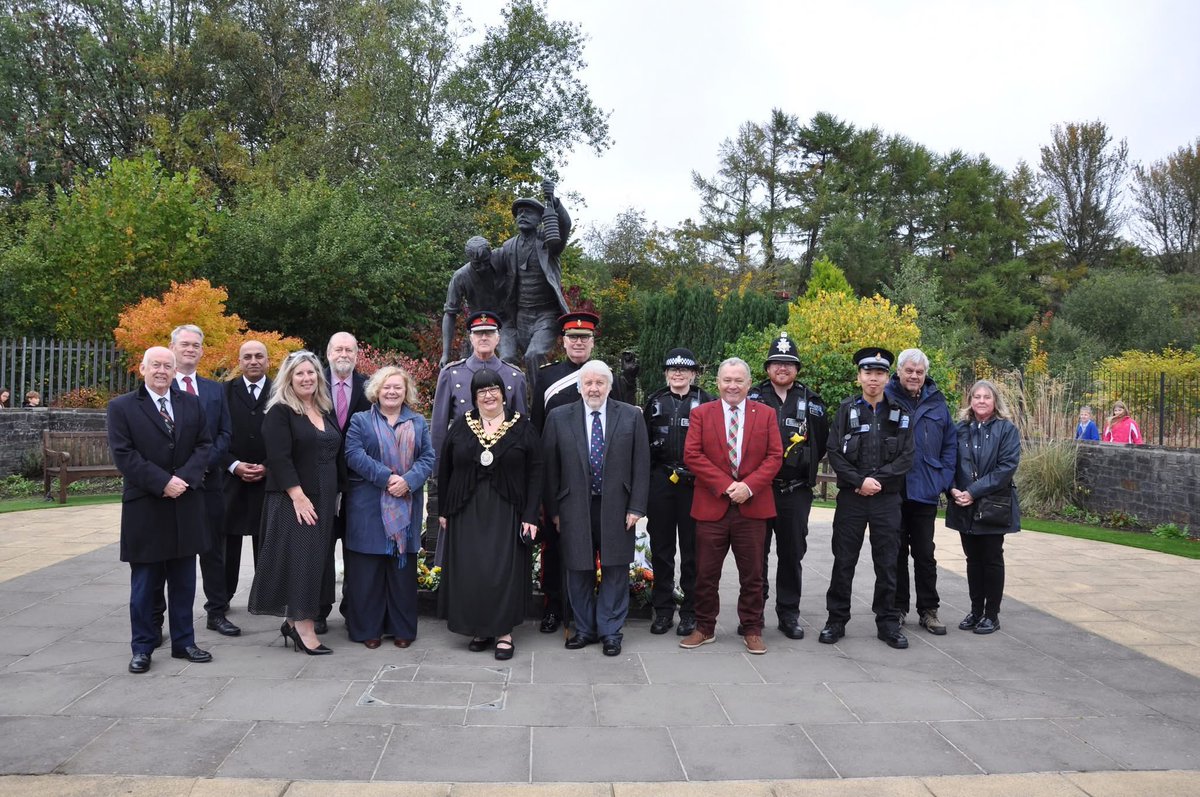 Seems to be someone absent from this photo? Don’t care about the history of Caerffili do we? <a href="/LlyrPowell/">Llŷr Powell</a> only turn up for your staged coffees with the Führer?
