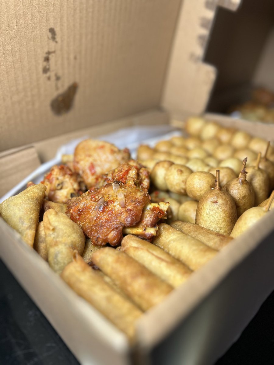 nutz_n_chops's tweet image. Good morning Fam😃

Are you a lover of grilled or peppered Turkey?

Would you like to have your favorite protein alongside a box of yumminess?

Then you should consider our 35000 Naira smallchops box❤️

A trial will definitely convince you.
08039108947
Abule Egba,Lagos