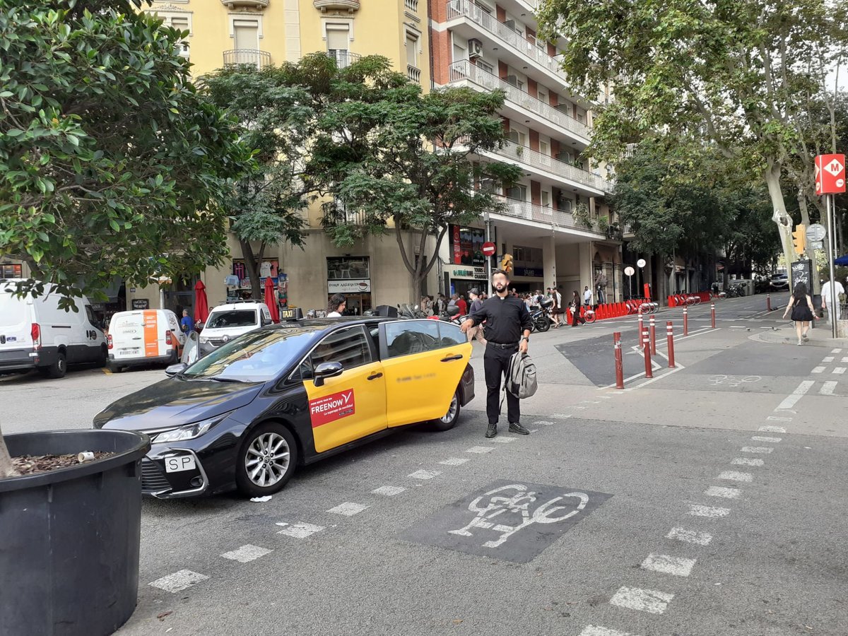 El taxi no només porta a turistes i clients puntuals! 

➡️ És el mitjà de transport habitual de moltes persones grans, nens que van a l'escola i treballadors que van a l'oficina. 

Per això ofereix un servei imprescindible en el dia a dia 💛 #EstimoelTaxi #AMB