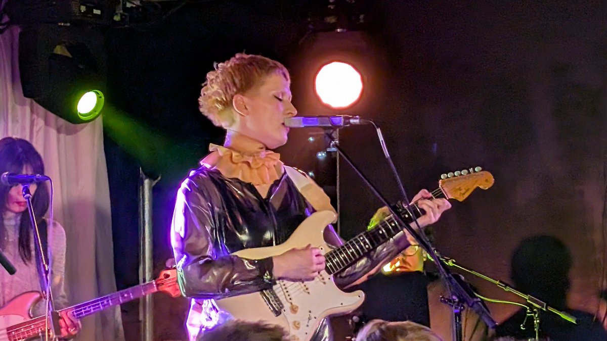 Cate Le Bon at <a href="/TheCrescentYork/">TheCrescentYork</a> last night
 Rocking a Blade Runner look !!
#CateLeBon #York #TheCrescent