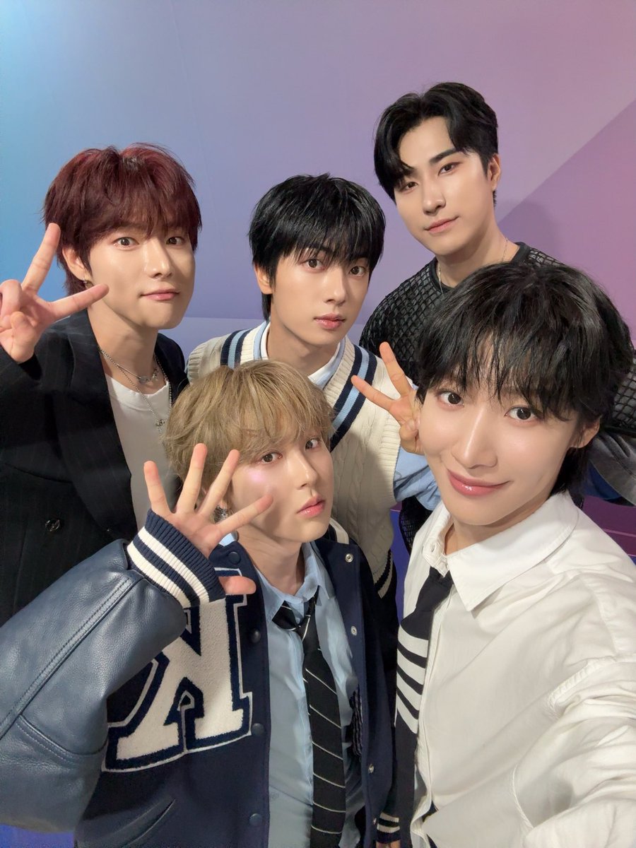official_ONEWE's tweet photo. [#ONEWE]

🧑🏻‍🚀.oO(원위를 향한 마음이 멈추지 않는 탓일까? ㅜ.ㅜ)
위브 통신 원위 감지 가속 모드 ✧(*,,ÒㅅÓ,,)✧‼️
잠시 후 5시 MBC M '쇼챔피언'에서 함께해요 💕🍀

#원위 #MAZE_AD_ASTRA
#미로 #MAZE
#행운의_달 #Lucky_12 https://t.co/FOvW1rzsSv