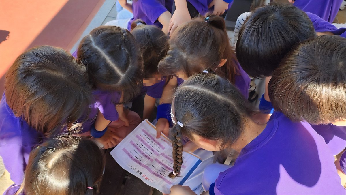 다음 순서는 뭐지? 
하고 내 손에 있던 종이를 슬그머니 가져가 진지하게 들여다보는 꼬꼬마들의 정수리가 매우 귀엽읍니다. 흐흐. 
뭘해도 재미있게 참여하고 질서도 잘 지킨 우리 반 꼬꼬마들 최고다 진짜. 
하나 하나 안 예쁜 애들이 없어. ㅜㅜ