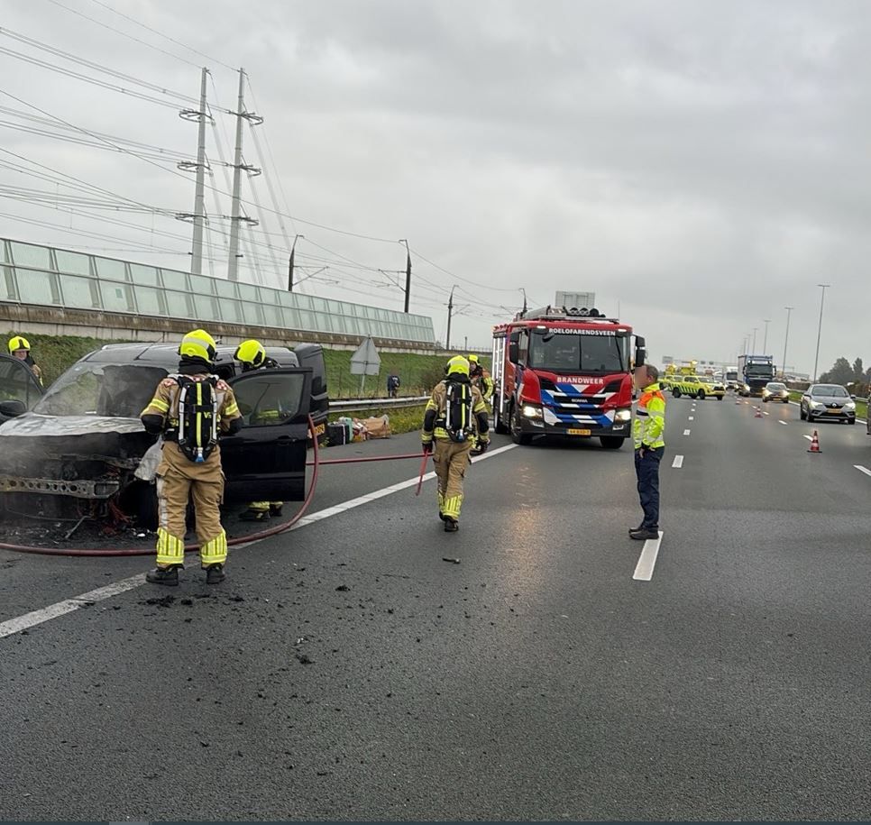 Brandend voertuig op de A4 bij Hoogmade