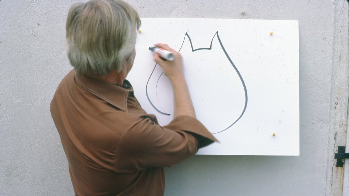 BraxM's tweet photo. Remembering the brilliant Tony Hart, who would have been 100 today. He encouraged so many of us to paint and draw. Photographed for @RadioTimes in December 1976. #VisionOn #TakeHart #Hartbeat https://t.co/sGSrRv6wsU