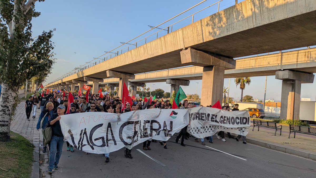 Piquets de la #Vaga15O avancen per la Zona Franca 

🔥 BLOQUEGEM-HO TOT!🔥